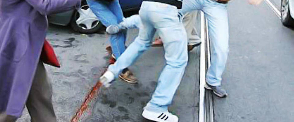 Si rifiuta di dare l’elemosina, aggredito da un romeno a calci e pugni Si rifiuta di dare l’elemosina, aggredito da un romeno a calci e pugni