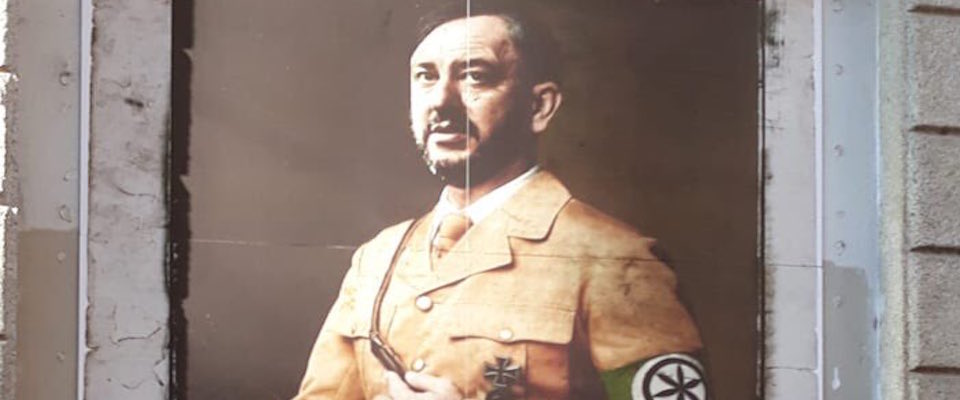 A Milano sui muri c’è Salvini disegnato come Hitler. La polizia rimuove il murales