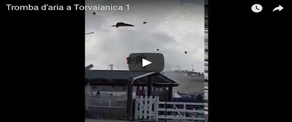 Una tromba d’aria ha colpito la spiaggia di Torvaianica nel Lazio. I video dei bagnanti Una tromba d’aria ha colpito la spiaggia di Torvaianica nel Lazio. I video dei bagnanti