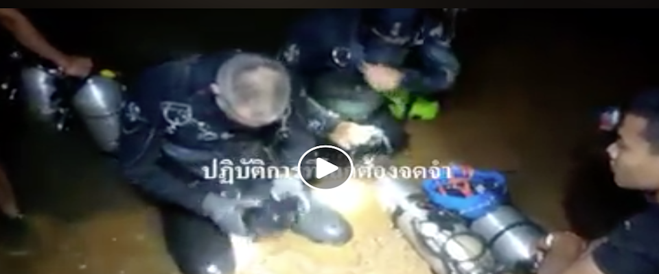 I bambini portati a braccia fuori dalla grotta: così il salvataggio (video)