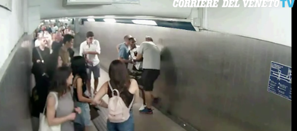 Blocca lo spacciatore in stazione, il sindaco premia il seminarista eroe (video)
