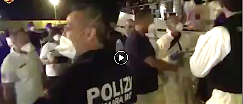 Pozzallo, arrestati gli scafisti. Salvini posta il video. Sbarchi diminuiti dell’87%