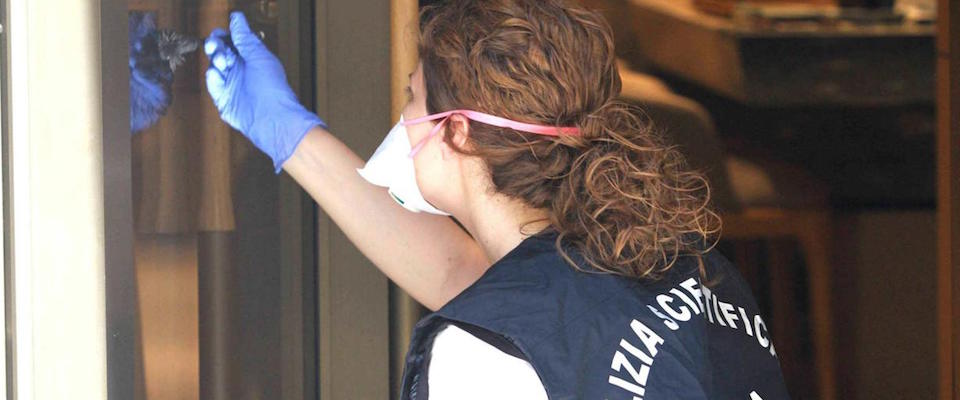 Roma, derubava i negozi brandendo un’accetta: preso il rapinatore seriale del litorale