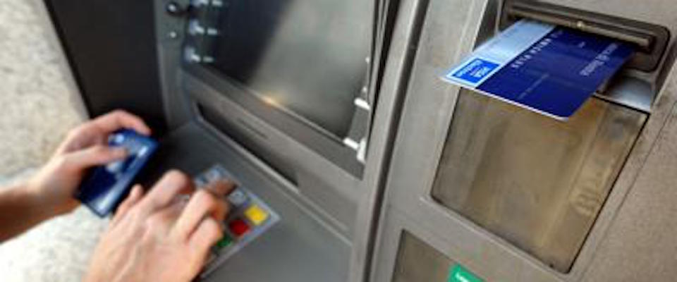 Rubavano codici di carte e bancomat da uno sportello di Piazza Navona: arrestati 2 bulgari