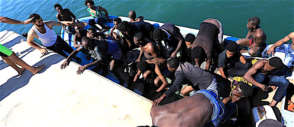 Meloni al governo: centri sorvegliati per gli immigrati, altro che alberghi