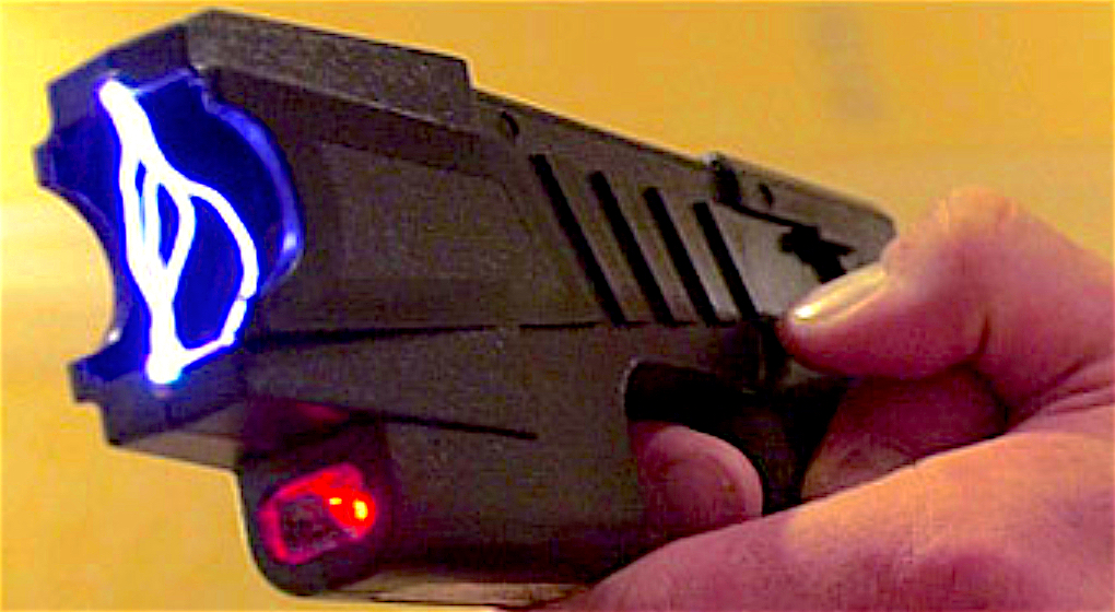 Ho provato la pistola elettrica su di me per vedere l'effetto che fa un  taser - Secolo d'Italia