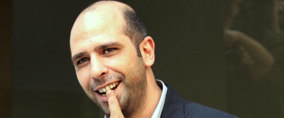 Checco Zalone è vivo e vegeto. E magari ci libererà dalle fake news