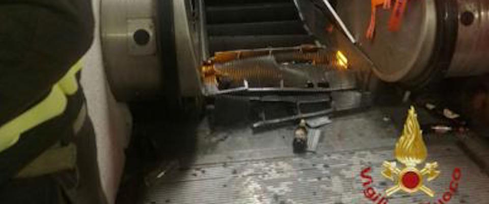 Le scale mobili crollate nella metropolitana di Roma