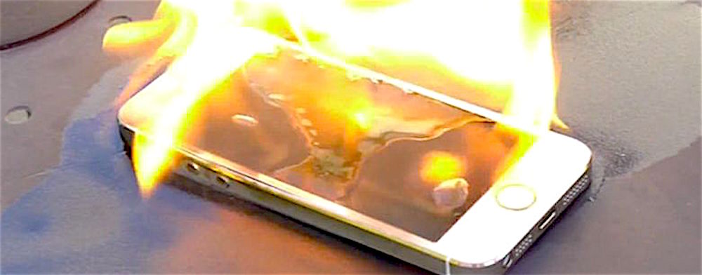 Lo smartphone le prende fuoco all'improvviso in mano: solo un ...