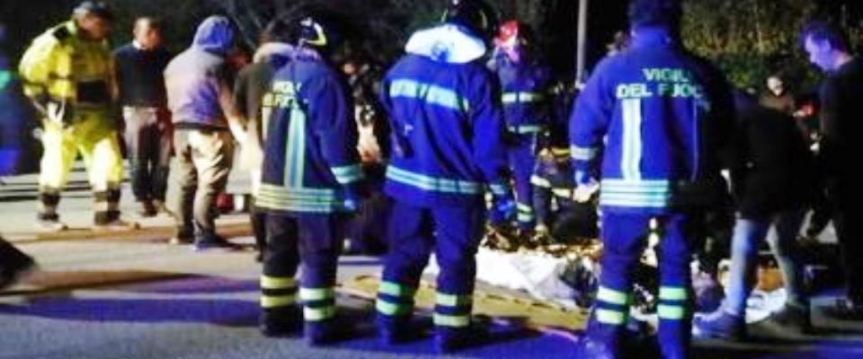 Corinaldo, i soccorsi dei Vigili del Fuoco a una delle vttime della tragedia alla discoteca Lanterna Azzurra