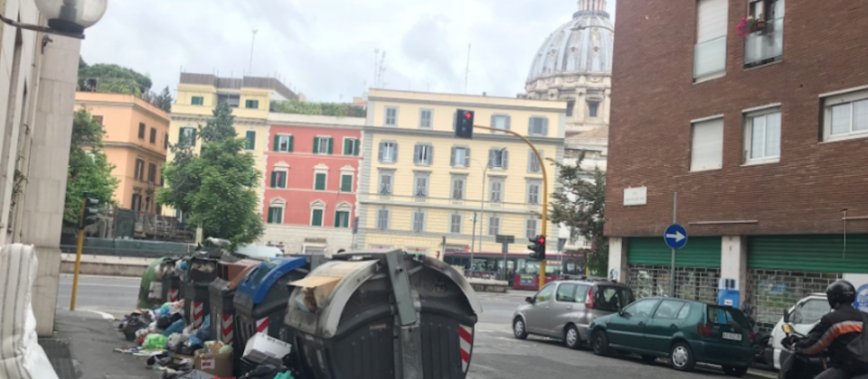 Cumuli di rifiuti nelle strade di Roma, proprio di fronte ai monumenti più importanti