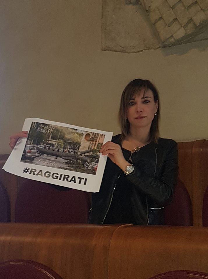 Rivolta in Campidoglio contro la Raggi: 