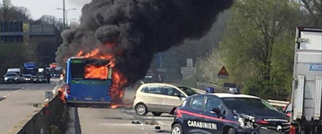 Lo scuolabus delle autolinee padane incendiato dall'autista senegalese con precedenti per violenza sessuale guida in stato di ebbrezza