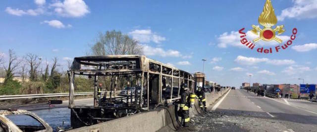 SENEGALESE - Il bus, con a bordo 51 bambini della scuola media Vailati di Crema e gli insegnanti sequestrato e incendiato dall'autista senegalese Ousseynou Sy arrestato per strage