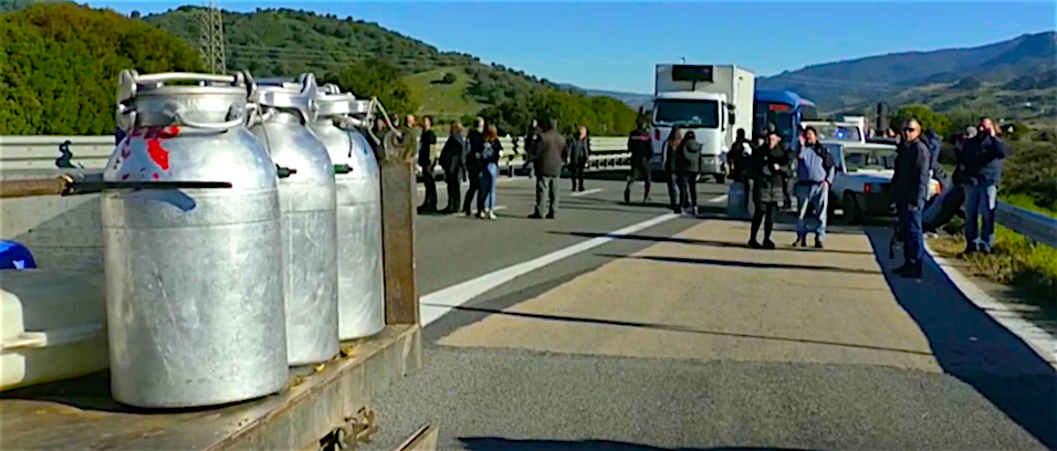 La lotta dei pastori sardi non si ferma: quarto assalto armato a un camion del latte (video)