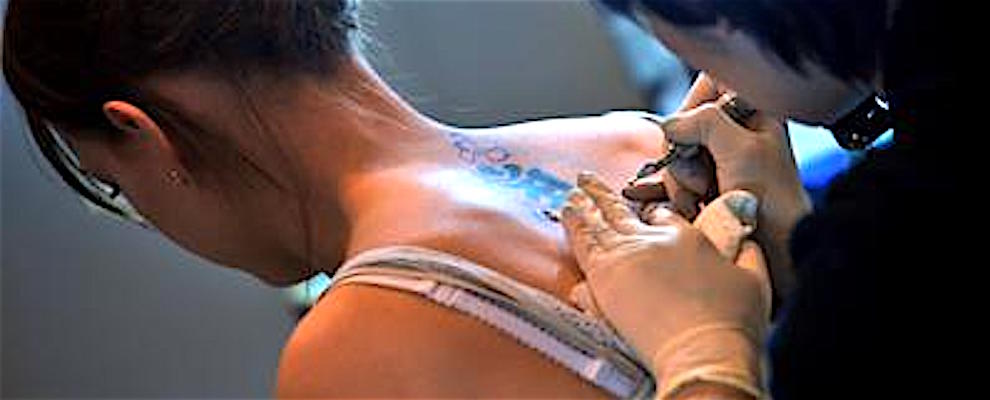 L’onda lunga dei “tattoo”: in Italia oltre una persona su dieci ha un tatuaggio