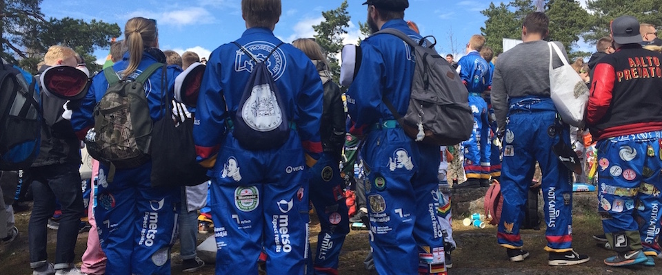 Il raduno degli studenti delle Università di Helsinki con le loro tute colorate durante il Vappu Day, al festa nazionale finlandese