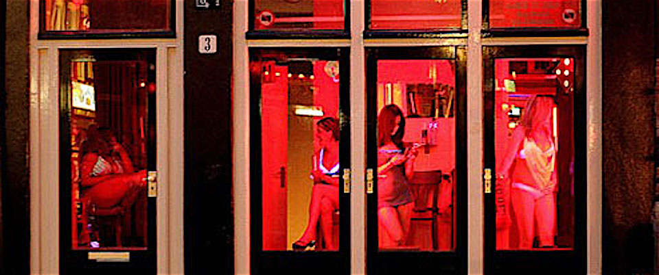 “E se fosse tua sorella?” È polemica in Olanda per la campagna contro la prostituzione libera “E se fosse tua sorella?” È polemica in Olanda per la campagna contro la prostituzione libera