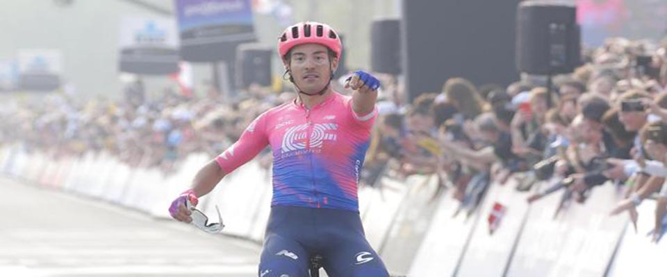Ciclismo, impresa dell’italiano Bettiol: vince il giro delle Fiandre in solitaria