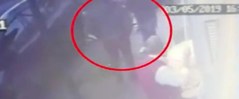 Napoli, le agghiaccianti sequenze dell’agguato: così il killer passa sopra alla piccola Noemi (video) Napoli, le agghiaccianti sequenze dell’agguato: così il killer passa sopra alla piccola Noemi (video)