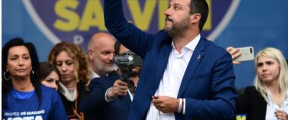 Salvini mostra il rosario e il Vaticano lo “scomunica”. E lui: «Orgoglioso delle nostre radici» Salvini mostra il rosario e il Vaticano lo “scomunica”. E lui: «Orgoglioso delle nostre radici»