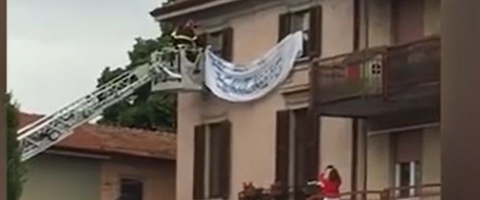 La buffonata delle lenzuola sui balconi: è la nuova “resistenza democratica” a Salvini