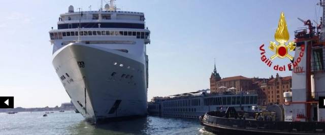 La nave da crociera Opera della Msc contro il molo San Basilio di Venezia