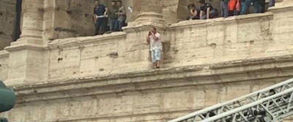 Panico e traffico in tilt a Roma: un uomo minaccia di buttarsi giù dal Colosseo