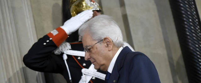 il presidente della Repubblica Mattarella che, con la sua decisione di affidare l'incarico a Cottarelli, aveva provocato una vera e propria rivolta sui Social