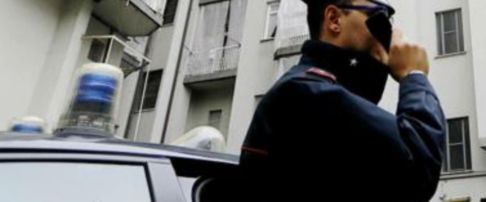 Rifiuta il Tso, si barrica in casa e ferisce a coltellate due poliziotti. Il blitz delle unità speciali