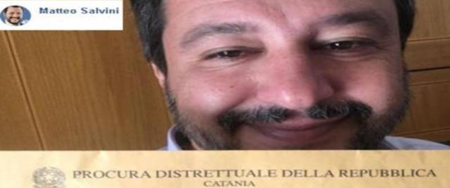 L'x-ministro dell'Interno, Matteo Salvini, mostra la busta della Procura di Catania che contiene il provvedimento con il quale i magistrati hanno chiesto l'archiviazione della sua posizione nella vicenda della nave "Gregoretti", vicenda per la quale era indagato per sequestro di persona