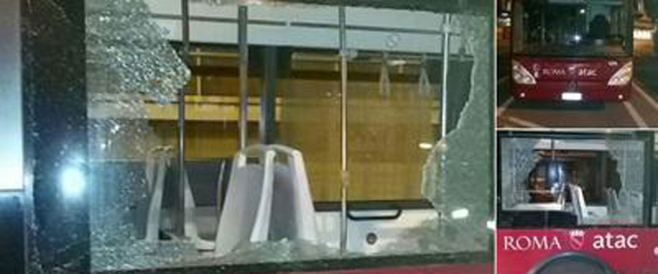 Roma, autobus preso a sassate da un immigrato irregolare: paura tra i passeggeri Roma, autobus preso a sassate da un immigrato irregolare: paura tra i passeggeri