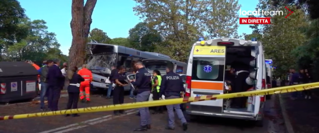 autobus contro un albero a Roma