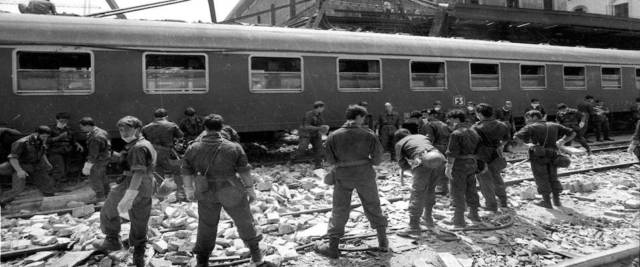 STRAGE BOLOGNA , Soccorritori al lavoro nella stazione di Bologna dopo la strage del 2 agosto 1980. ARCHIVIO/ANSA/