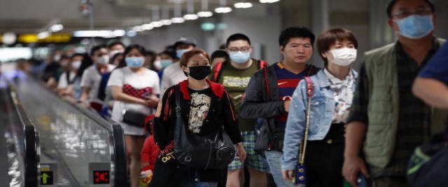 Coronavirus, cinesi in aeroporto si proteggono dal virus con le mascherine