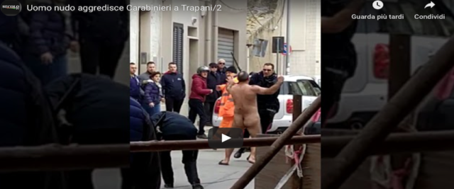 Uomo nudo in strada frame da video del Secolo su Youtube