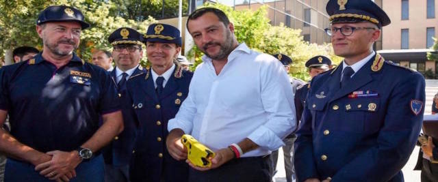 TASER IL MINISTRO MATTEO SALVINI IMPUGNA UN TASER