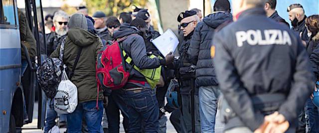 immigrati alla stazione tiburtina