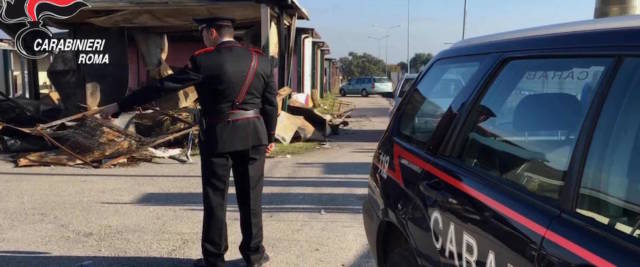 sassaiola dei rom contro le auto a Castel romano foto Ansa