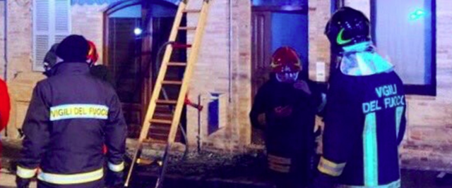 Lucca, uomo si dà fuoco