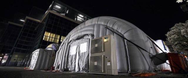 Assembly of tensile structures for pre-triage, in the event that there is a higher inflow due to Coronavirus, in the Spallanzani hospital in Rome, Italy, 25 February 2020.
ANSA/ANGELO CARCONI