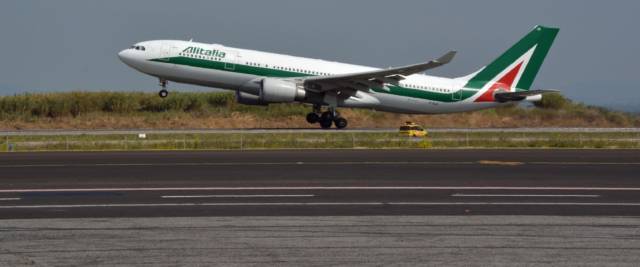 ALITALIA, UN AEREO IN DECOLLO