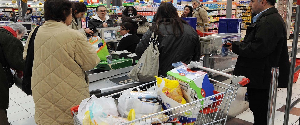 sos al governo dei commessi dei supermercati foto Ansa