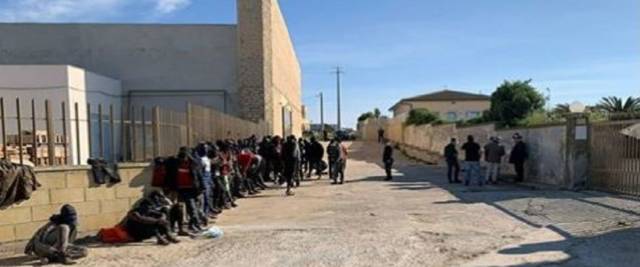 Immigrati a Siracusa foto dalla pagina Facebook di Giorgia Meloni