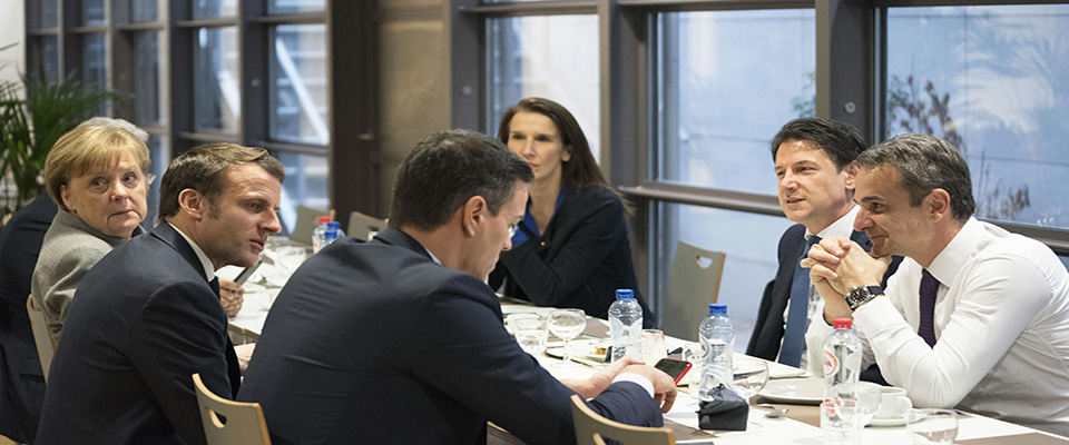 Il presidente del Consiglio Giuseppe Conte durante la riunione con i suoi omologhi di Germania, Francia, Portogallo, Spagna, Grecia, Belgio e Lussemburgo, a margine del vertice europeo sul bilancio, Bruxelles, 21 febbraio 2020.  ANSA / Filippo Attili – Palazzo Chigi  +++  ANSA PROVIDES ACCESS TO THIS HANDOUT PHOTO TO BE USED SOLELY TO ILLUSTRATE NEWS REPORTING OR COMMENTARY ON THE FACTS OR EVENTS DEPICTED IN THIS IMAGE; NO ARCHIVING; NO LICENSING  +++
