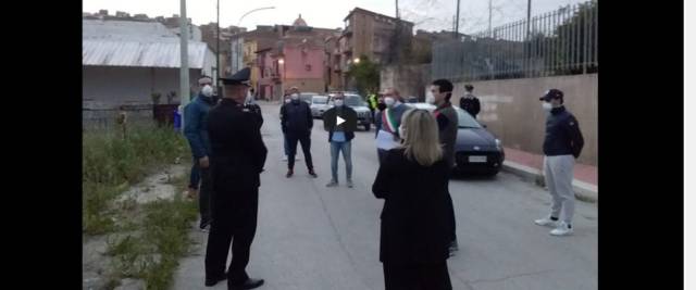 migranti in strada a giocare a pallone rabbia a Siculiana frame da video Youtube