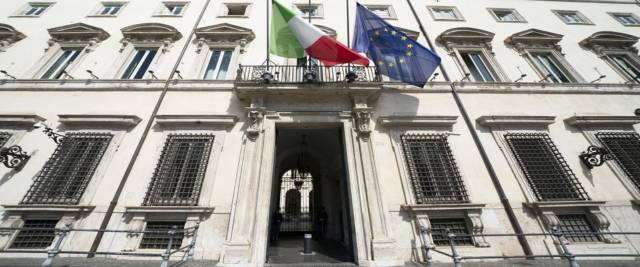 Bandiere a mezz'asta a Palazzo Chigi foto Ansa
