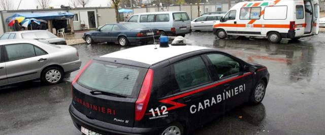 ambulanza e carabinieri al campo rom foto Ansa