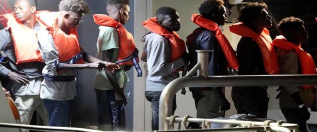 migranti, alta tensione sulla Alan Kurdi, foto Ansa