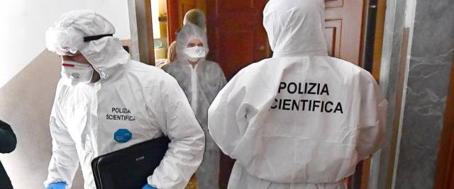 Agenti della Polizia Scientifica al lavoro nel palazzo di via Bertuccioni a Genova